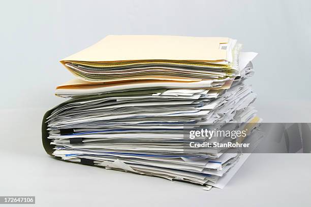 overstuffed file folders document paper portfolio - vol fysieke beschrijving stockfoto's en -beelden