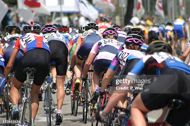 inside the peleton - cyclist race stockfoto's en -beelden
