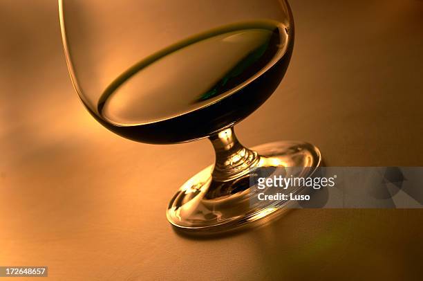 bar elegante bicchiere da brandy - bicchiere da brandy foto e immagini stock