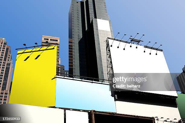 times square, les panneaux publicitaires - roadside advertising signs photos et images de collection