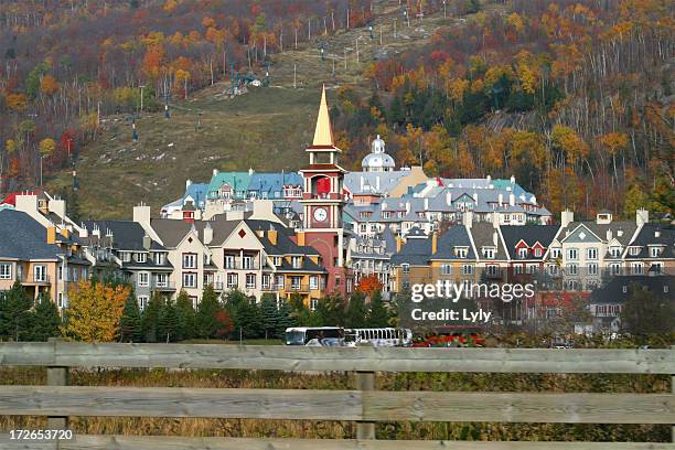 village de mont-tremblant - mont tremblant photos et images de collection