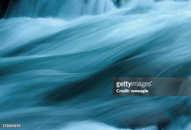抽象的な流れる水 - 滝 ストックフォトと画像