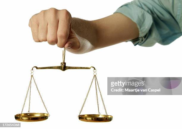 balanzas de la justicia - scales balance fotografías e imágenes de stock