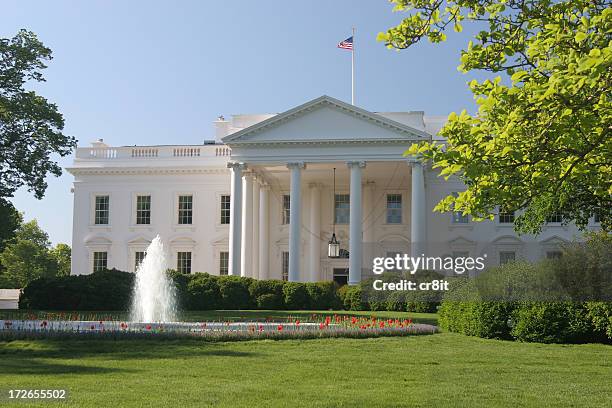 whitehouse on a beautiful spring day in dc - white house west wing stockfoto's en -beelden