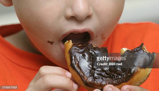 ciambella eater - fat kid foto e immagini stock