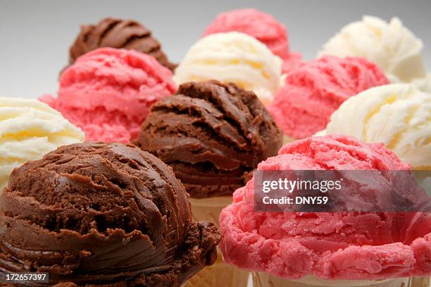 ice cream cones - aardbeienijs stockfoto's en -beelden
