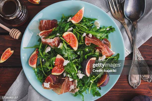 feigensalat mit rucola, schinken und ziegenkäse - rucola stock-fotos und bilder