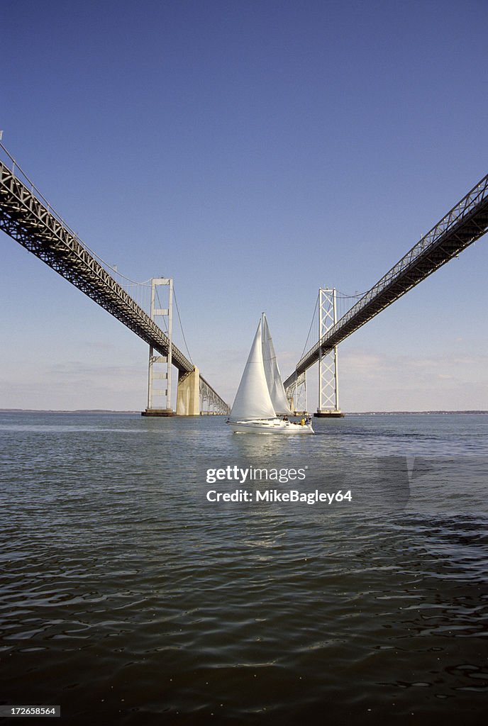 Bay Bridge con barca a vela