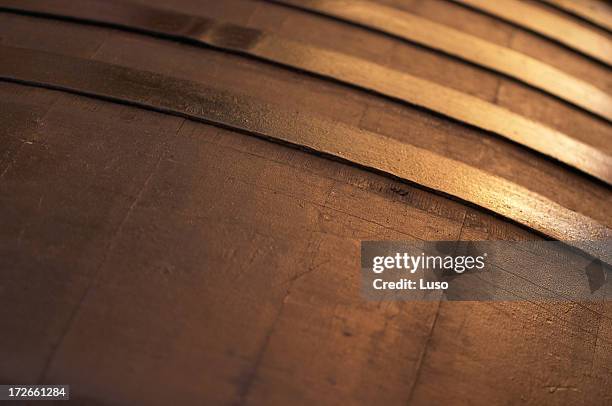 cilindro de vinos fondo - barril fotografías e imágenes de stock