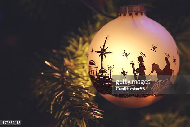 religious: nativity scene silhouette on christmas ornament - manger 個照片及圖片檔