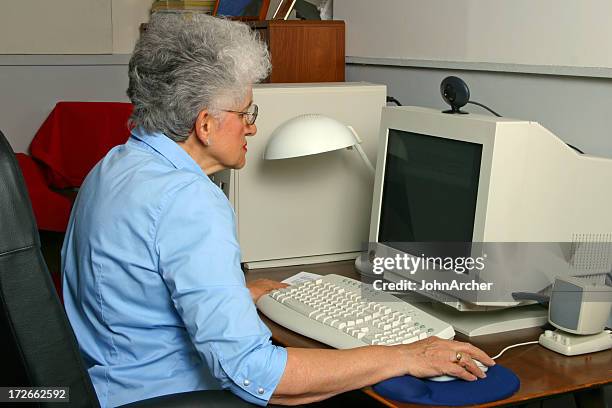 senior am computer - old monitor computer stock-fotos und bilder