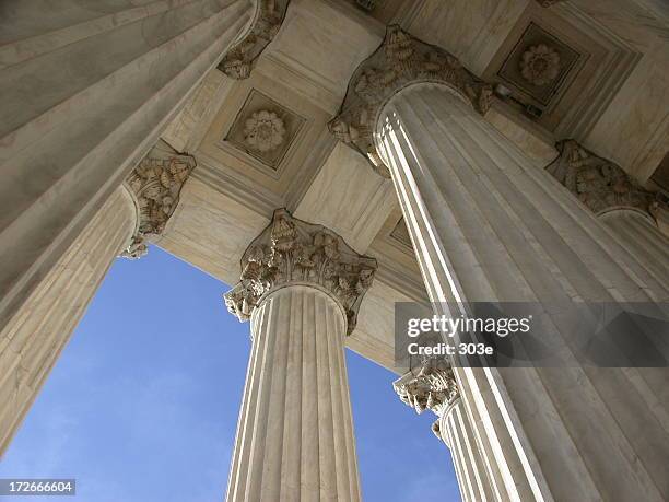 looking up at the majestic white columns of supreme court - lady justice stockfoto's en -beelden