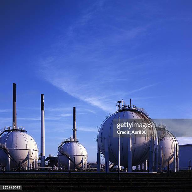 raffinerie in pernis, rotterdam - lagerhaltung stock-fotos und bilder