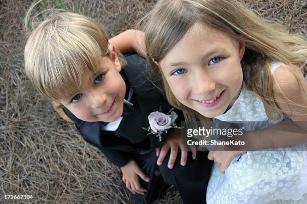 linda niña que lleva las flores y paje en una boda - ring bearer fotografías e imágenes de stock