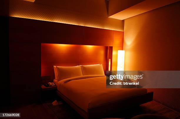real luxury hotel room - at night - motel stockfoto's en -beelden