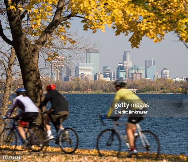 fraîche journée d'automne dans la région de minneapolis. - minneapolis photos et images de collection