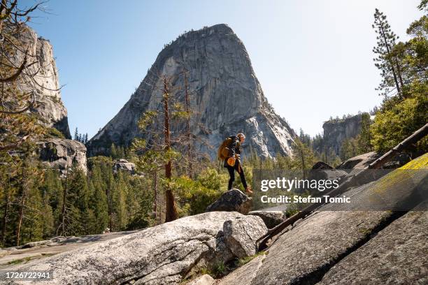 wanderin erkundet den yosemite-nationalpark - yosemite stock-fotos und bilder