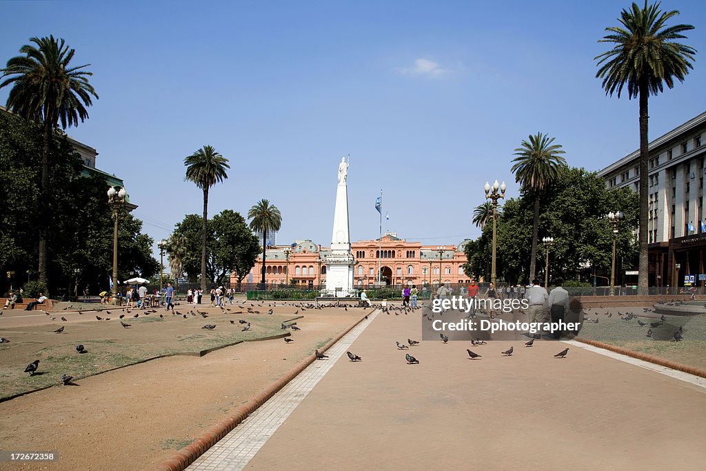 Pigeons & people at Casa Rosada, Buenos Aires, Argentina