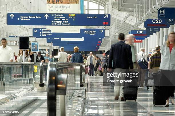 aeropuerto agitado día de viajes - ohare airport fotografías e imágenes de stock