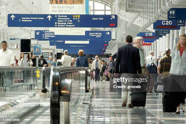 aeroporto de ocupado dia de viagem - edifício de transportes imagens e fotografias de stock