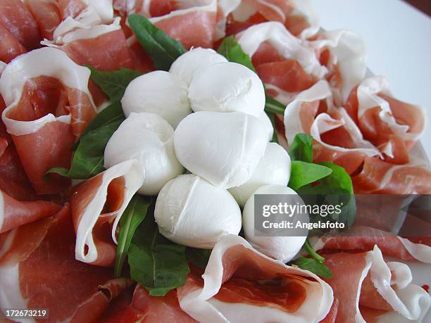 schinken- und mozzarella und rucola-salat - büffelmozzarella stock-fotos und bilder