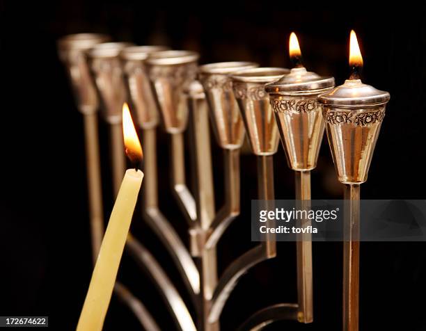 candelabro judeu hanukkah - menorah imagens e fotografias de stock