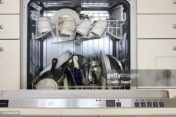 gros plan de construction à nettoyer un lave-vaisselle, plats à l'intérieur, vue de devant - dishwasher front photos et images de collection