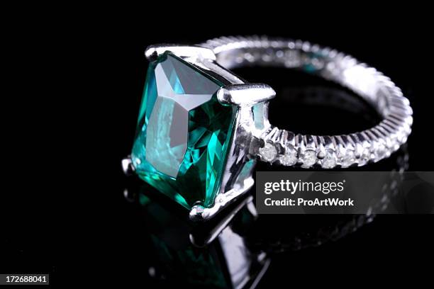 emerald diamond ring - emerald gemstone stockfoto's en -beelden