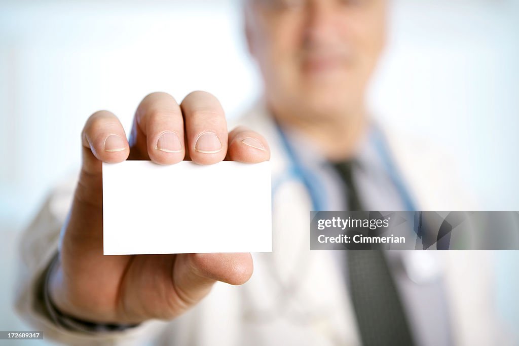 Médico segurando o cartão em branco