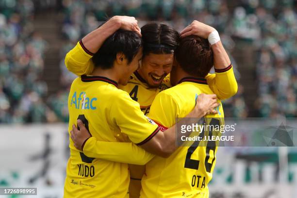 Masato Kudo of Kashiwa Reysol celebrates with teammates Daisuke Suzuki and Tetsuro Ota after scoring his team's third goal during the J.League J1...