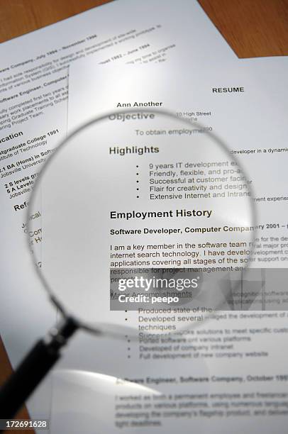 magnifying glass over resume - cv bildbanksfoton och bilder