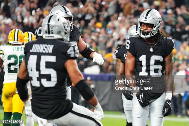 Jakobi Meyers of the Las Vegas Raiders celebrates his touchdown catch with teammates during the second quarter against the Green Bay Packers at...
