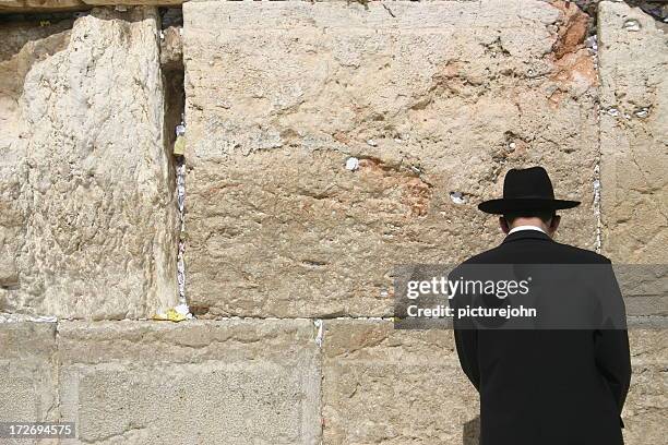 klagemauer gebet - hasidic jews stock-fotos und bilder