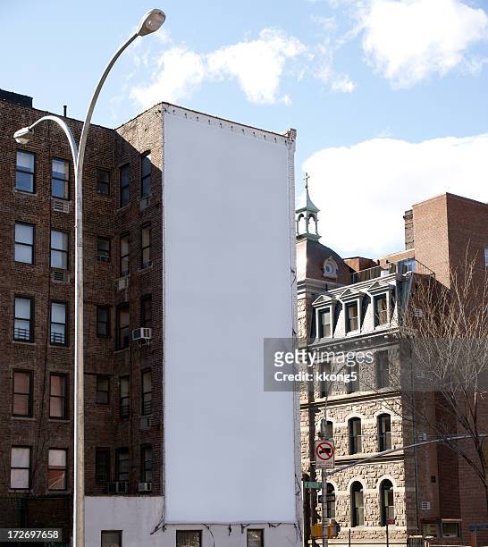 pubblicità billboard spazio a manhattan new york - vertical foto e immagini stock