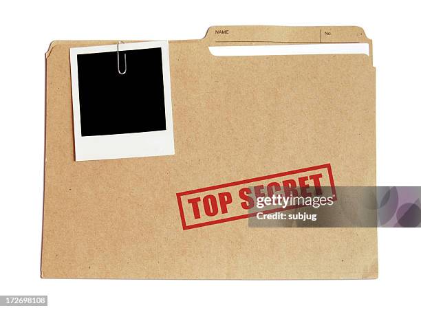 top secret file in a folder with a polaroid attached - dossier stockfoto's en -beelden