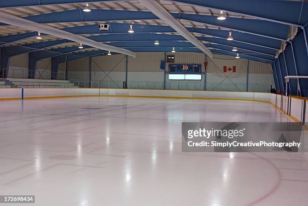 limpieza pista de hielo - pista de hockey de hielo fotografías e imágenes de stock