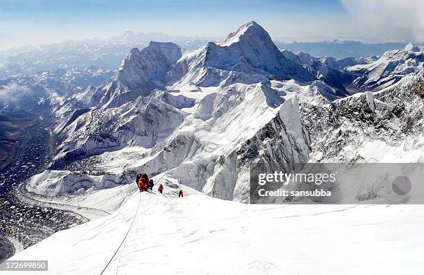 klettern everest - bergsteiger gipfel stock-fotos und bilder