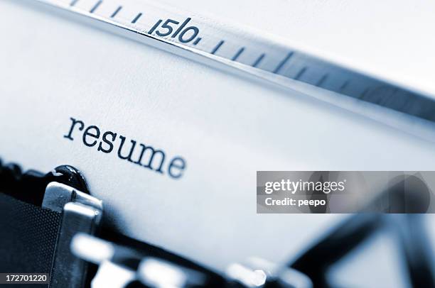 libro blanco en una máquina de escribir con la palabra reanudar ingresó. - curriculum vitae fotografías e imágenes de stock