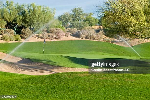 wasser ist der golfplatz green - irrigation stock-fotos und bilder