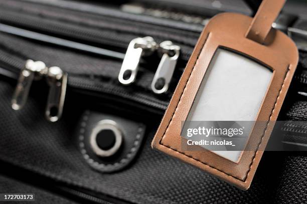 suitcase with blank luggage tag - bagagelabel stockfoto's en -beelden