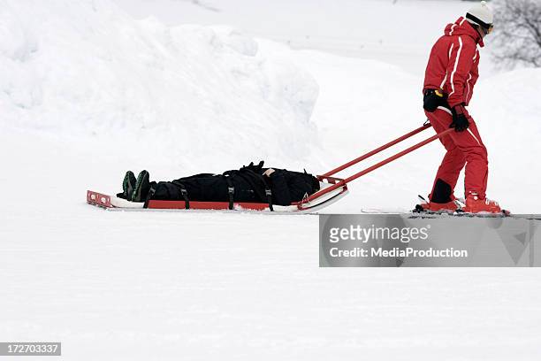 winter-rettung - unfall ereignis mit verkehrsmittel stock-fotos und bilder