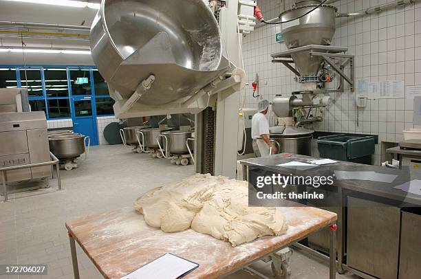 dans une boulangerie - boulangerie industrielle photos et images de collection