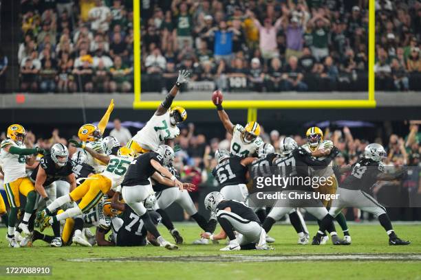 Daniel Carlson of the Las Vegas Raiders misses a field goal during the fourth quarter against the Green Bay Packers at Allegiant Stadium on October...