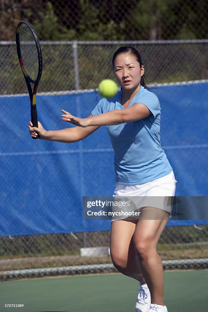 Tennis Spieler schlagen Vorhand