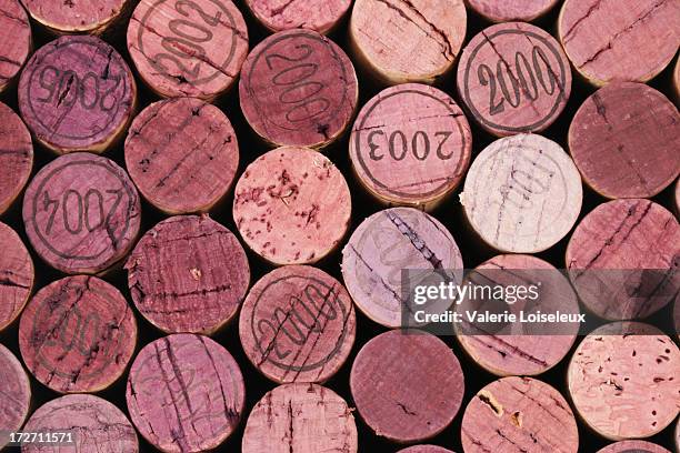 roter wein korken - weinkorken stock-fotos und bilder