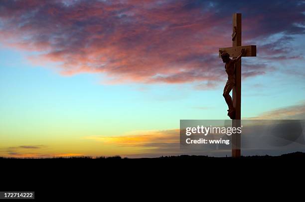 crucifix at sunrise - representation passion jesus christ stock pictures, royalty-free photos & images