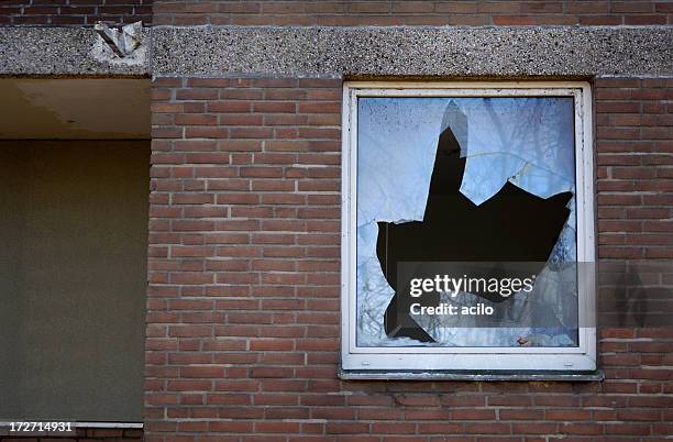 zerbrochenes glas - vandalismus haus stock-fotos und bilder