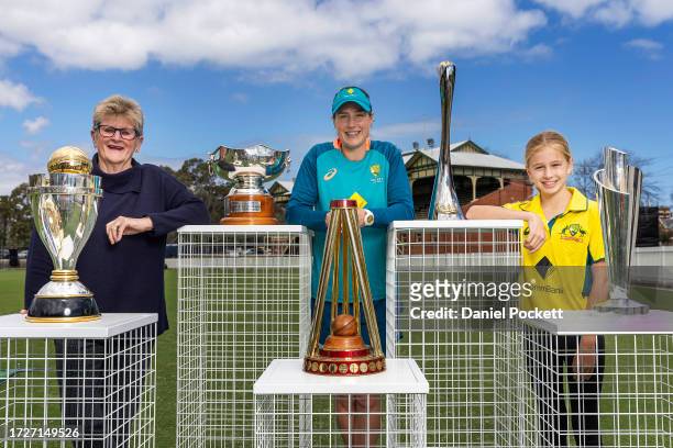 Former Australian World Cup cricketer Margaret Jennings, Ellyse Perry of Australia and junior fan Annabel Archer pose for a photograph with the ICC...