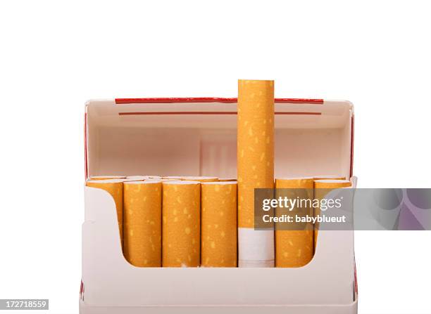 fuma con ruta - paquete de cigarrillos fotografías e imágenes de stock
