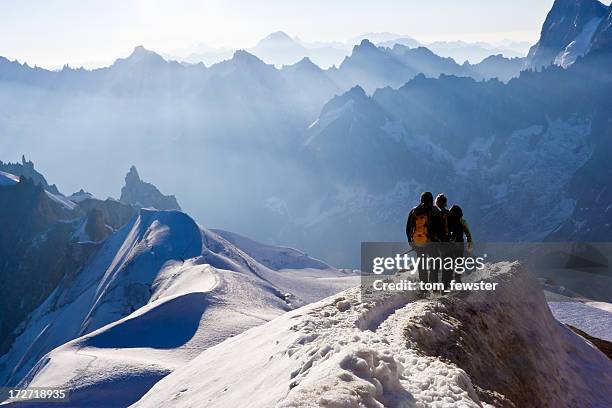 alpinista no cume da montanha - chamonix - fotografias e filmes do acervo